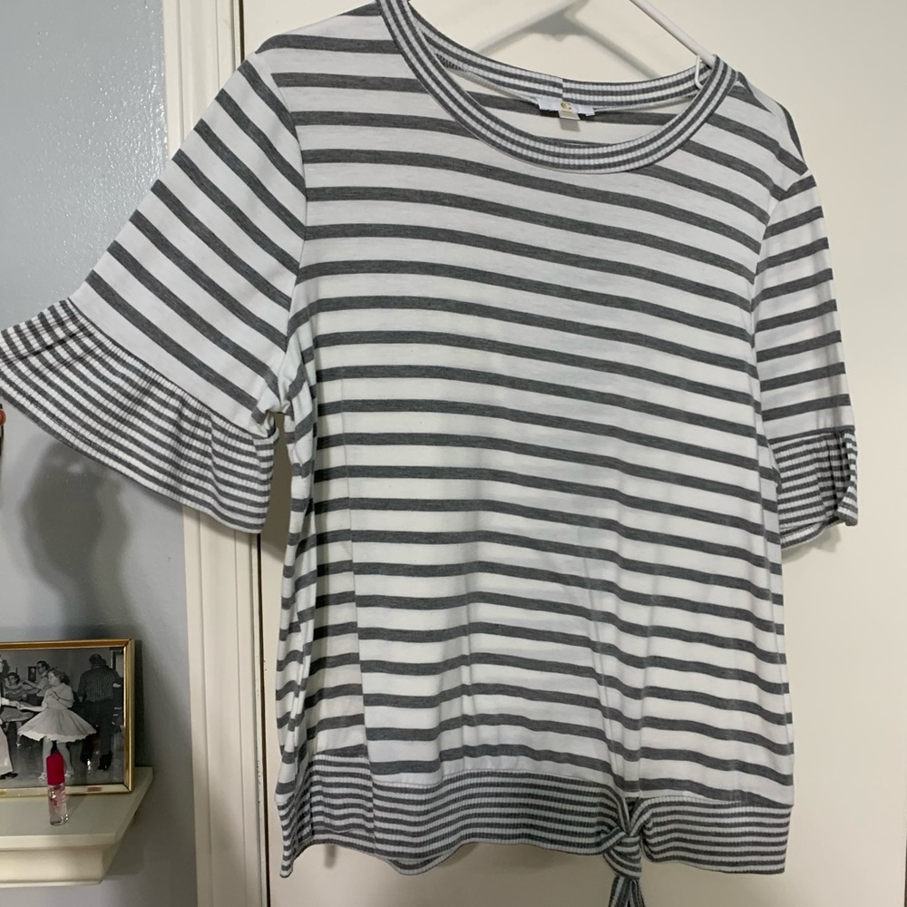 Charming Charlie women’s XL t shirt w tie